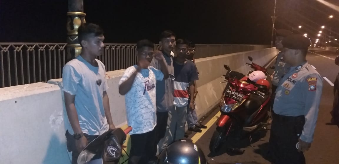 Asyik Tenggak Anggur Merah, Enam Pemuda Diamankan Polisi