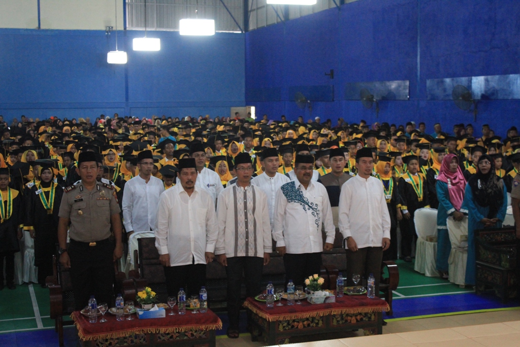 Bupati Karimun Wisudakan Ratusan Santri