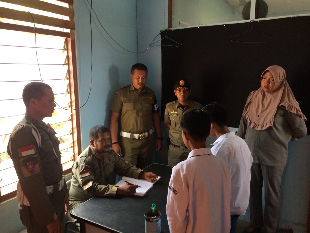 Saat Asik Merokok Rexo FTZ, 2 Siswa di Tangkap Satpol PP