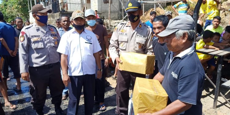 Korban Kebakaran Terima Bantuan dari Kapolsek Moro