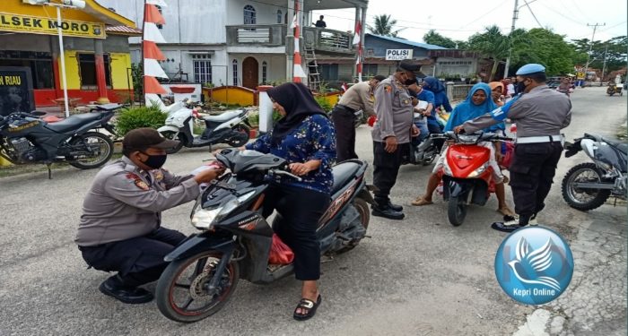 Polsek Moro dan Koramil 02 Moro Himbauan Kibarkan Bendera Merah Putih