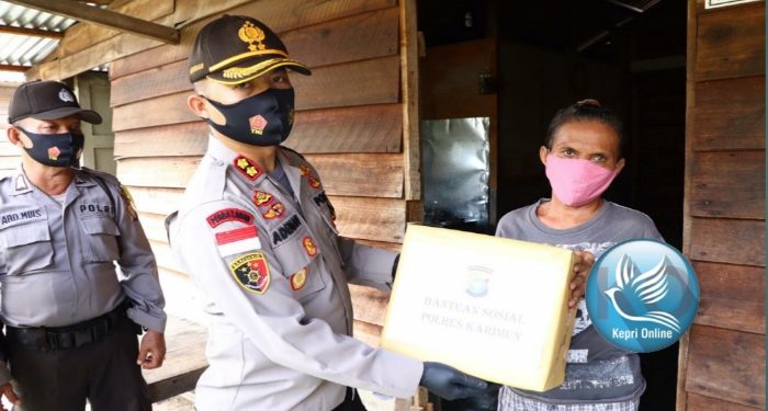 Kapolres Karimun Bagikan 500 Paket Sembako