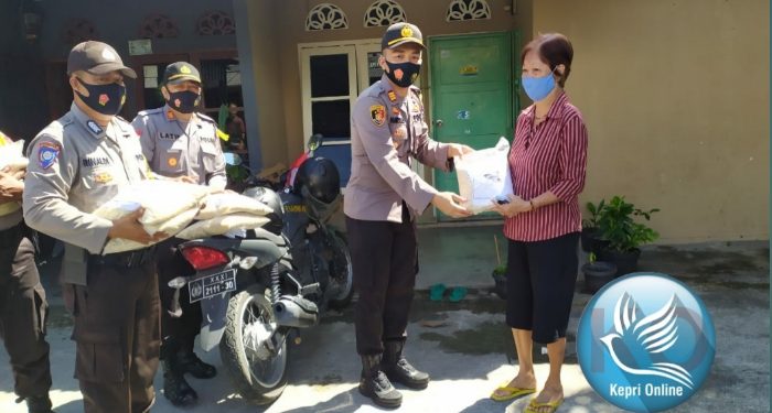 Polri Bagikan Beras Tahap III