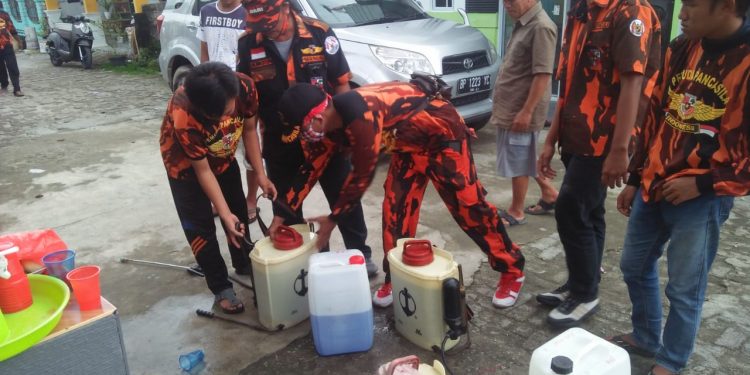 Pasien Covid 19 Meningkat,Ormas PP PAC Tebing Lakukan Penyemprotan