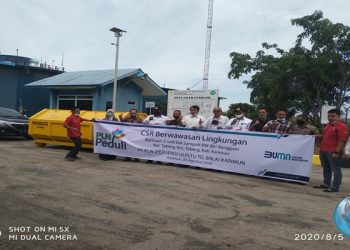 PLTU Karimun Serahkan Dua Kontener Bak Sampah Kemasyarakat