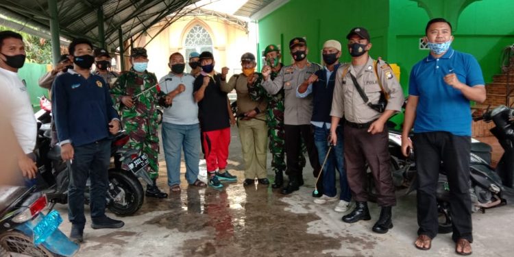 Tim Gugus Depan Pencegahan Covid-19 Moro Lakukan Penyemprotan Disenfektan