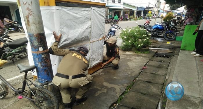 Petugas pol PP Moro tertibkan pedagang kaki Lima