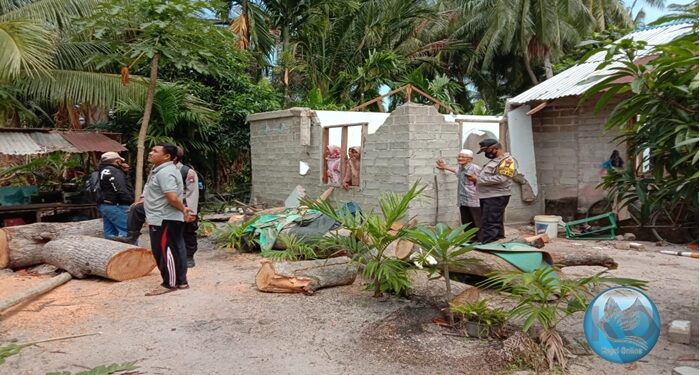 Polsek Moro Kujungi Korban Musibah Pohon Tumbang