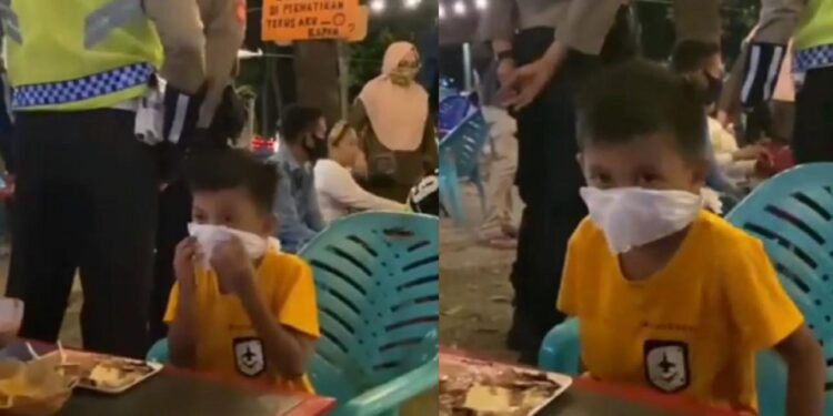 Panik Saat Ada Razia, Aksi Bocah Sulap Tisu Jadi Masker Viral