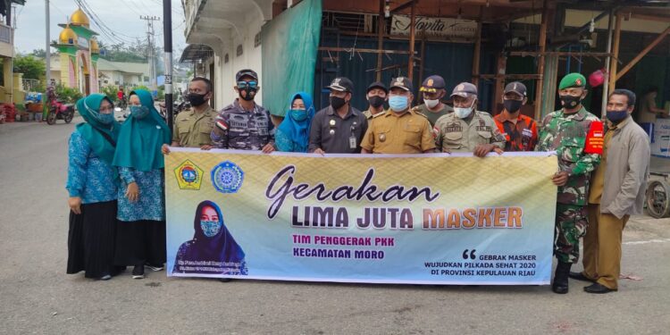Demi suksesnya Pemilukada Kepri sehat. Unsur pimpinan kecamatan Moro bersama PKK Bagi-Bagi Masker