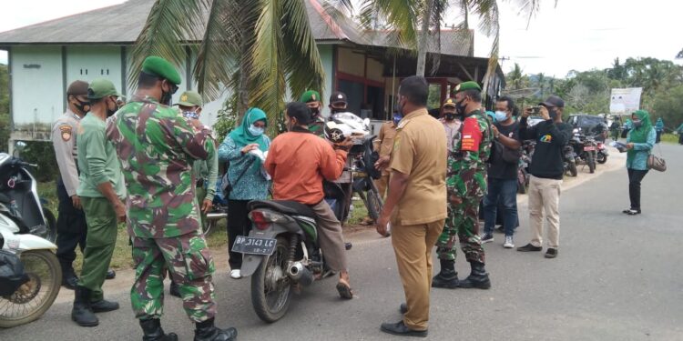 Camat Singkep Barat Bersama TNI-Polri Bagikan Ribuan Masker ke Masyarakat