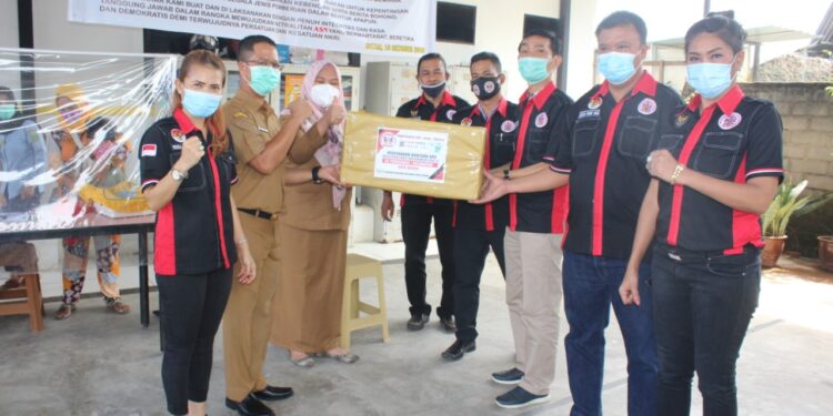 Dukung Petugas Medis Melawan Covid-19, Pejabat Batam Serahkan Bantuan APD ke Puskesmas di 12 Kecamatan