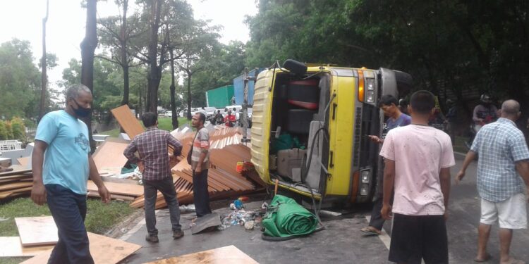 Kecelakaan Tunggal, Truk Bermuatan Triplek Terbalik di Jalan Yos Sudarso Batam