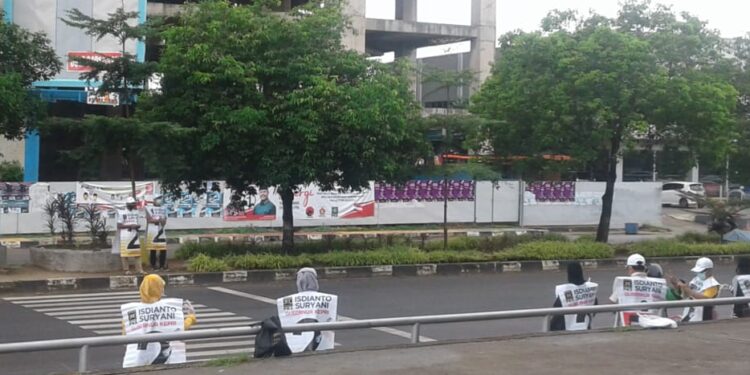Tim Sukses Pasangan Isdianto-Suryani Berkampanye di Lampu Merah Penuin