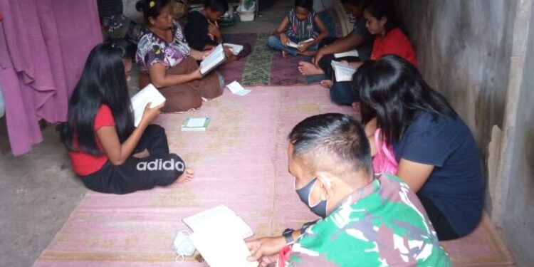 Guna Membentuk Karakter yang Religi, TNI AD Dampingi Remaja Kristen Moro Saat Belajar Kelompok Dirumah
