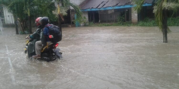 Akibat Hujan yang Deras Ditambah Drainase yang Buruk, Pemukiman Warga di Benkong Mengalami Banjir