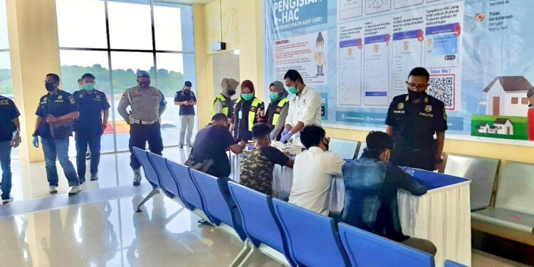 Sat Resnarkoba Polresta Barelang dan Polsek KKP Lakukan Tes Urin Terhadap Kru Kapal