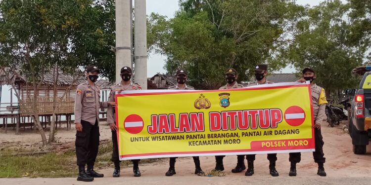 Menyambut Pergantian Tahun Baru 2020/2021 Polsek Moro Lakukan Penutupan Area Wisata Pantai Moro