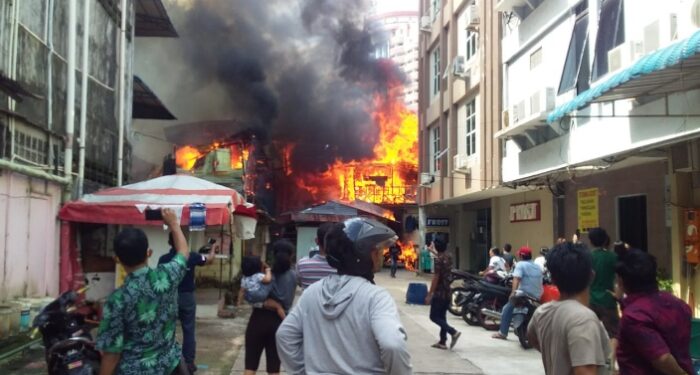 Belasan Rumah di Komplek Nagoya Square Batam Terbakar