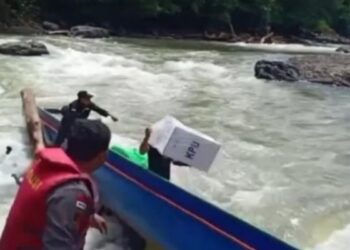 Perahu Pembawa Kotak Suara Pilkada Kapuas Hulu karam Karena Tabrak Batu
