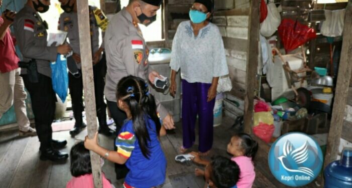 Gerakan Kemanusiaan, Kapolres Karimun Lakukan Bakti Sosial