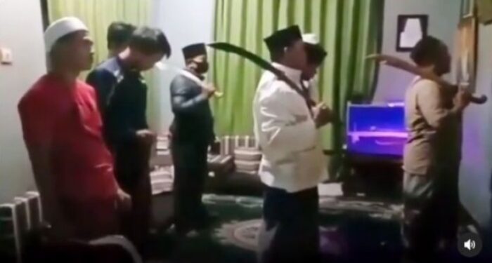Viral, Azan Isi Ajakan Jihad Sambil Membawa pedang dan Celurid