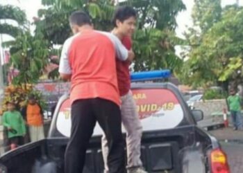 Viral Aksi Perempuan Turunkan Bendera Merah Putih