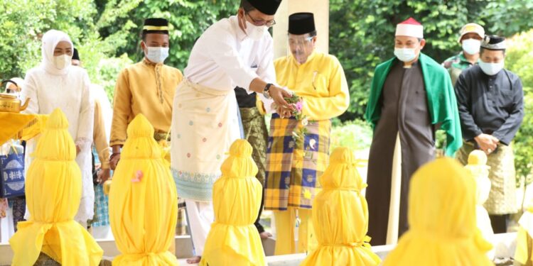 Pasangan Nomor Urut 2 Pemenang Pilkada Batam, Rudi-Amsakar Berziarah ke Makam Zuriat Raja Isa