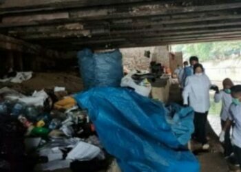 Mensos Risma Blusukan Janjikan Rumah Buat Gelandangan