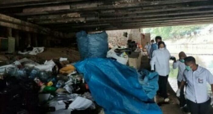 Mensos Risma Blusukan Janjikan Rumah Buat Gelandangan