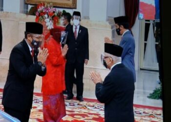 Dilantik Jadi Mensos, Risma Tampil dengan Kebaya Merah