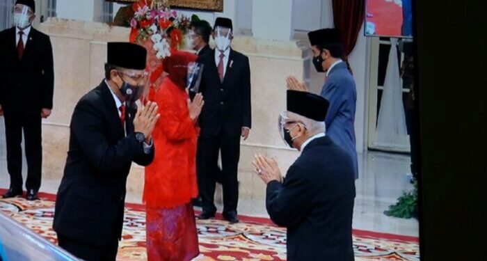 Dilantik Jadi Mensos, Risma Tampil dengan Kebaya Merah