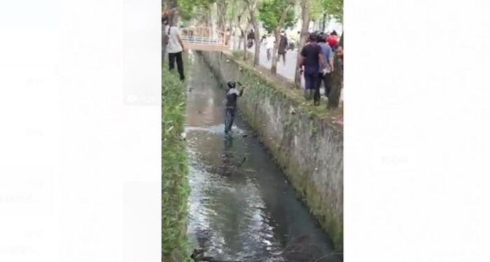 Jambret Gagal Rampas Tas Perempuan Isi Rp 50 Juta, Masuk Selokan