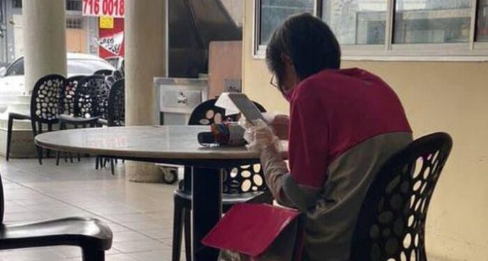 Viral Foto Nenek Jadi Kurir Pengantar Makanan, Bikin Haru Sekaligus Kagum