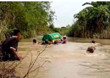 Warga Seberangkan Keranda Lewat Sungai Karena Jembatan Tak pernah Dibangun
