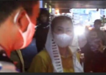 Selain Uang, Perempuan Misterius di Tanah Abang Juga Bagikan Sembako