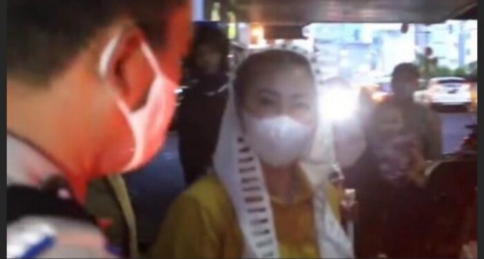 Selain Uang, Perempuan Misterius di Tanah Abang Juga Bagikan Sembako