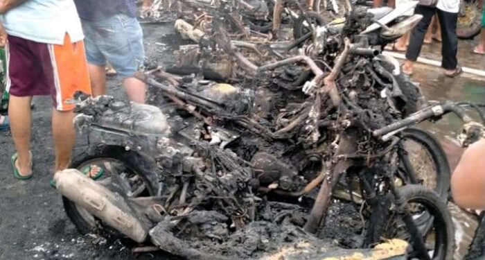 Kasihan! 40 Kios di Pasar Sungai Guntung Terbakar, Puluhan Motor Jadi Besi Rongsokan