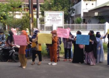 Tuding Oknum Kepsek Gay, Orang Tua Murid Demo di Depan SD di Medan