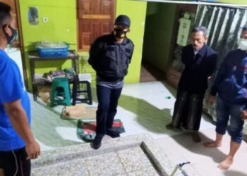 Pasutri Tewas di Kamar Mandi Tanpa Busana , Polisi Curigai Bekas Muntahan