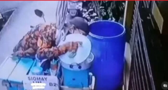 Parah! Penjual Siomay Ludahi Daganganya Sendiri, Videonya Viral