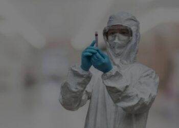 Perawat New York Penerima Pertama suntikan vaksin Covid-19 Pfizer di AS