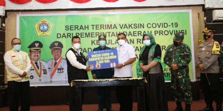 Arif Serahkan 3.480 Vial Vaksin Kepada Pemkab Karimun