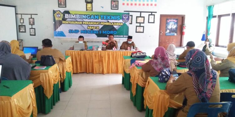 Kembangkan Mutu Pendidikan, SMPN 01 Moro Melakukan Bimtek Penyusunan Pembelajaran Abad 21