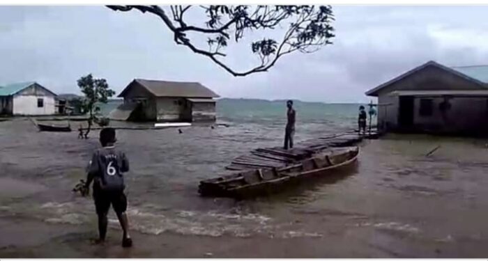Kapal Tongkang Tabrak Rumah Warga di Pesisir Batam