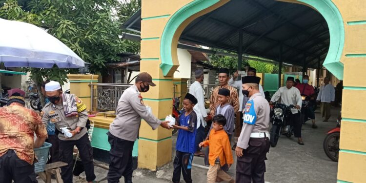 Jajaran Polsek Moro Bagi 50 Kotak Nasi Saat Usai Sholat Jum’at