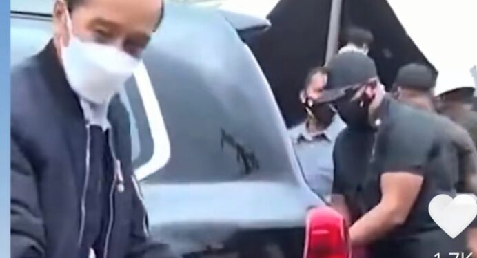 Saat Mobil Rombongan Joko Widodo Terobos Banjir Kunjungan ke Pekauman Ulu Banjar Kalsel