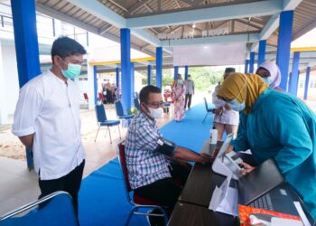 Bupati Bintan Disuntik Vaksin Sinovac Dosis Kedua
