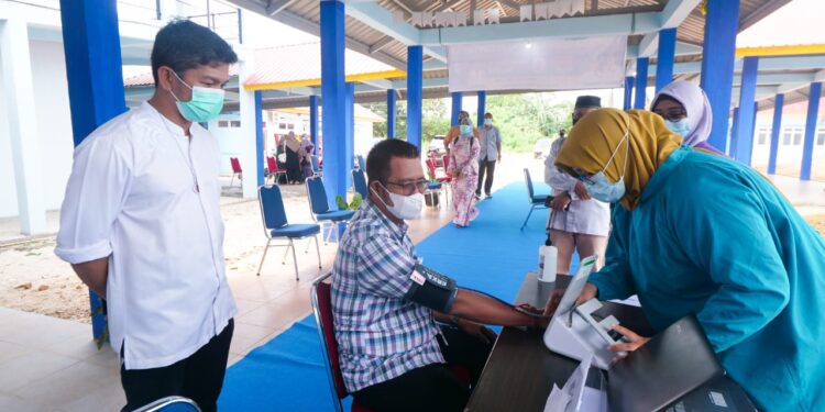 Bupati Bintan Disuntik Vaksin Sinovac Dosis Kedua