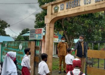 Kepala Desa Jang Pantau Semua Sekolah Diwilayahnya Saat Pertama Masuk Dimasa Pandemi